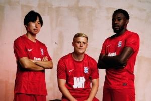 博主：伯明翰发布新赛季第三球衣，与津门虎主场球衣同一模版