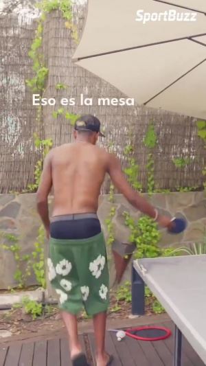 裤子快掉地上了！亚马尔打乒乓球学习爆冲😂