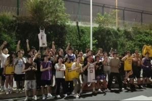 今晚不睡了！詹姆斯飞抵成都 大量球迷在机场外和酒店外坚定守候