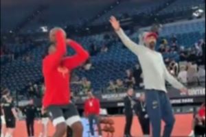 害搁那……锡安赛前专心练起中距离 手感很丝滑