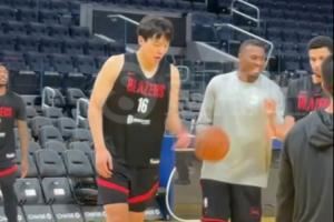 🤣我转悠！杨瀚森训练投进三分后 一路散步跟俩助教互动