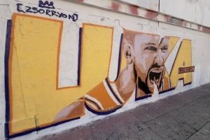 洛杉矶街头艺术家创作东契奇新壁画：卢卡的时代已经到来！