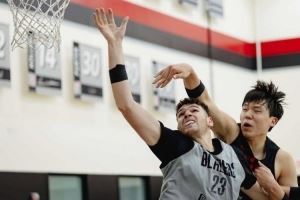 队记：在克林根身边杨瀚森难达巅峰 罗威健康时比杨更具有影响力