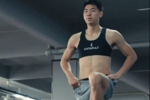 肌肉线条明显！崔永熙康复训练更新 在健身房进行力量训练