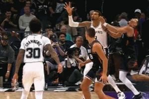 危险了！文班低位要位扬手打翻布克 被吹进攻犯规&本场第4次犯规