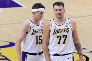 杨毅：里夫斯是乡村男孩&没运动能力不适合湖人 湖人27年要钓大鱼