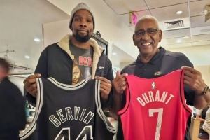 致敬前辈!杜兰特和马刺名宿“冰人”乔治-格文交换球衣