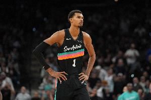 本赛季至今满勤!文班亚马因左小腿紧张 明日对阵国王出战成疑